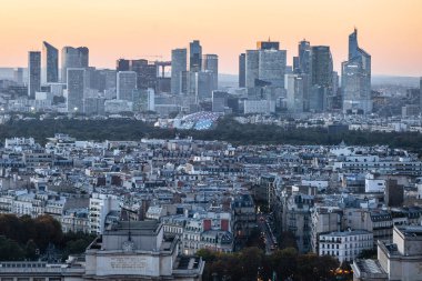 Paris, Fransa - 6 Ekim 2016: Paris, Fransa. La Defense iş bölgesi havadan görünümü. gün batımı zamanında