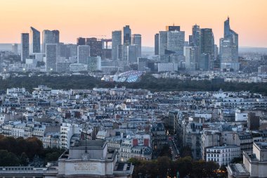 Paris, Fransa - 6 Ekim 2016: Paris, Fransa. La Defense iş bölgesi havadan görünümü. gün batımı zamanında