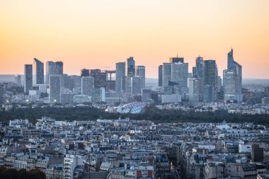 Paris, Fransa - 6 Ekim 2016: Paris, Fransa. La Defense iş bölgesi havadan görünümü. gün batımı zamanında