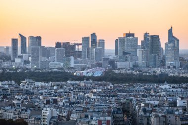 Paris, Fransa - 6 Ekim 2016: Paris, Fransa. La Defense iş bölgesi havadan görünümü. gün batımı zamanında
