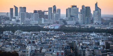 Paris, Fransa - 6 Ekim 2016: Paris, Fransa. La Defense iş bölgesi havadan görünümü. gün batımı zamanında