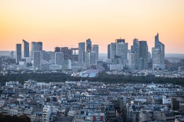 Paris, Fransa - 6 Ekim 2016: Paris, Fransa. La Defense iş bölgesi havadan görünümü. gün batımı zamanında