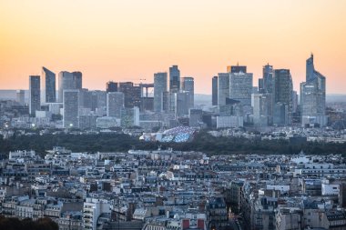 Paris, Fransa - 6 Ekim 2016: Paris, Fransa. La Defense iş bölgesi havadan görünümü. gün batımı zamanında