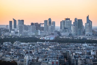 Paris, Fransa - 6 Ekim 2016: Paris, Fransa. La Defense iş bölgesi havadan görünümü. gün batımı zamanında