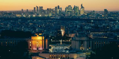 Paris, Fransa - 6 Ekim 2016: Paris, Fransa. La Defense iş bölgesi havadan görünümü. gün batımı zamanında