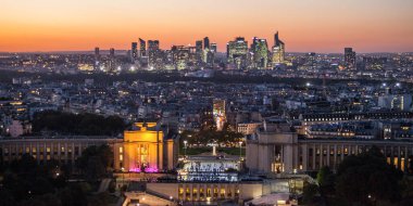Paris, Fransa - 6 Ekim 2016: Paris, Fransa. La Defense iş bölgesi havadan görünümü. gün batımı zamanında