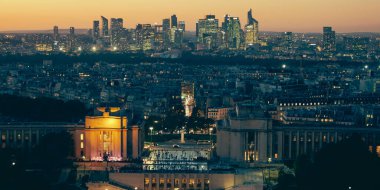 Paris, Fransa - 6 Ekim 2016: Paris, Fransa. La Defense iş bölgesi havadan görünümü. gün batımı zamanında