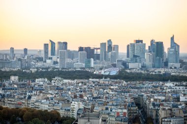 Paris, Fransa - 6 Ekim 2016: Paris, Fransa. La Defense iş bölgesi havadan görünümü. gün batımı zamanında