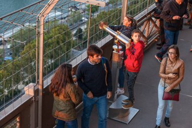 Fransa - 6 Ekim 2016: Touristswatching şehir manzaralı Eyfel Kulesi Paris, Fransa'da üstünden resmini