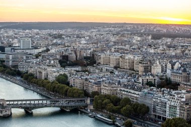 Paris, Fransa - 5 Ekim 2016: hava görünümü Paris ile Seine Nehri, günbatımı zamanı. Paris Fransa ve finans, ticaret, moda, bilim ve sanat Europes önemli merkezlerinden biri başkentidir