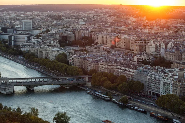 フランス 2016 日没時にセーヌ川とパリの空中写真 フランス ヨーロッパ芸術 ファッション商業金融の主要な中心の つの首都 — ストック写真