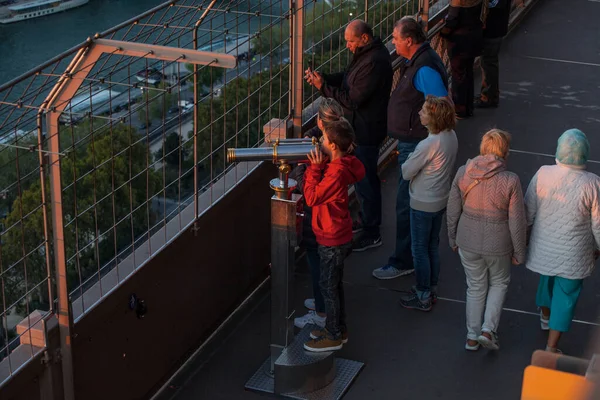 フランス 2016 フランスのエッフェル塔の上から Touristswatching シティー ビューの画像 — ストック写真