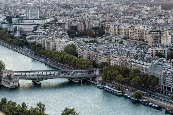 フランス 2016 日没時にセーヌ川とパリの空中写真 フランス ヨーロッパ芸術 ファッション商業金融の主要な中心の つの首都 — ストック写真