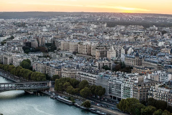 フランス 2016 日没時にセーヌ川とパリの空中写真 フランス ヨーロッパ芸術 ファッション商業金融の主要な中心の つの首都 — ストック写真