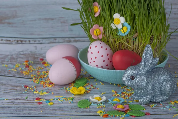 Пасхальная Композиция Яйцами Кроликом Сладкими Цветами Травой Деревянном Фоне — стоковое фото