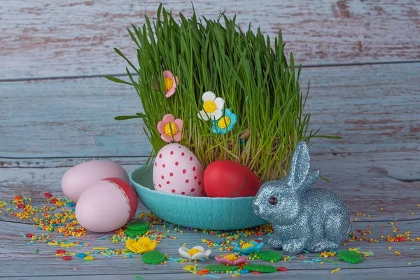 Пасхальная Композиция Яйцами Кроликом Сладкими Цветами Травой Деревянном Фоне — стоковое фото