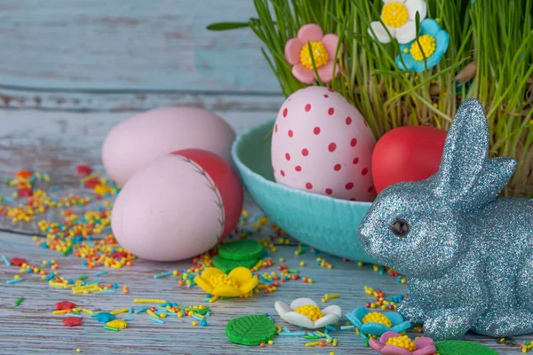 Paascompositie Met Eieren Konijn Zoete Bloemen Gras Houten Achtergrond — Stockfoto