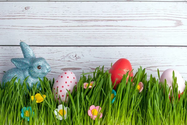 Composición Pascua Con Huevos Conejo Flores Dulces Hierba Sobre Fondo —  Fotos de Stock