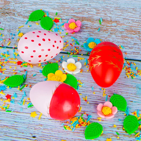 Composição Brilhante Bonita Páscoa Com Ovos Doces Flores Coloridas Gelo — Fotografia de Stock