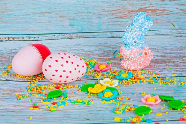 Prachtige Heldere Paassamenstelling Met Eieren Snoepjes Kleurrijke Suikerglazuur Bloemen — Stockfoto
