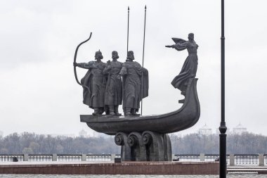 Dinyeper nehir kıyısındaki Kyiv kurucularının anıtı, Ukrayna