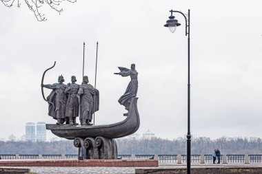 Dinyeper nehir kıyısındaki Kyiv kurucularının anıtı, Ukrayna