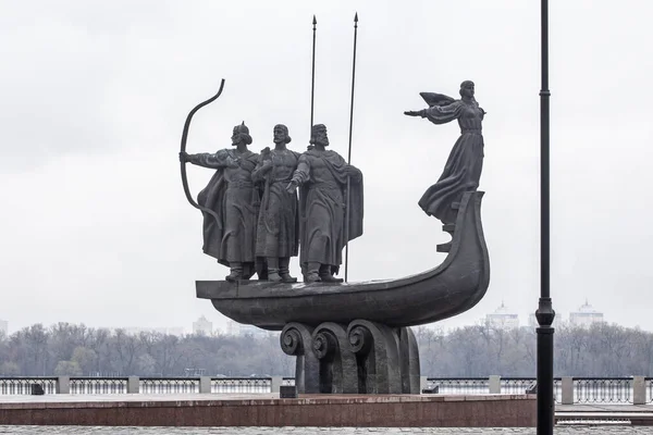 우크라이나 드네프르 강기슭에 설립자들의 기념비 — 스톡 사진
