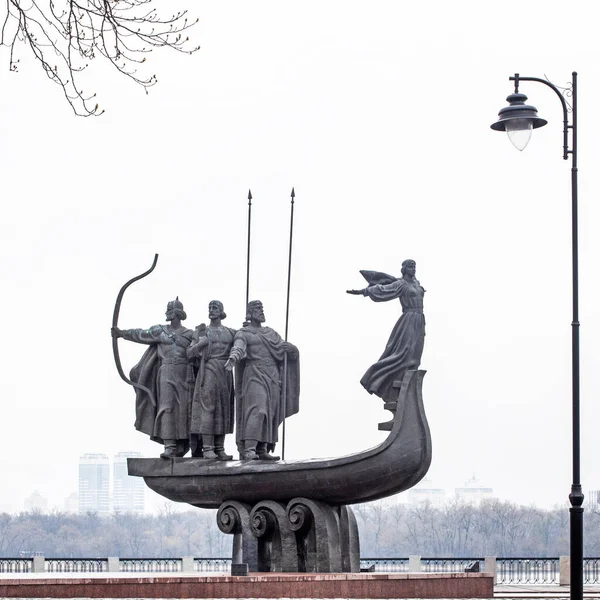 Monumento Dos Fundadores Kiev Margem Rio Dnieper Ucrânia — Fotografia de Stock