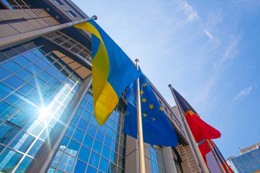Brüksel, Belçika - 4 Haziran 2022: Ukrayna ve Avrupa bayraklı Avrupa Parlamentosu ofislerinin dışı.