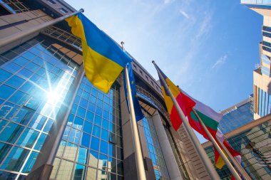 Brüksel, Belçika - 4 Haziran 2022: Ukrayna ve Avrupa bayraklı Avrupa Parlamentosu ofislerinin dışı.