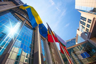 Brüksel, Belçika - 4 Haziran 2022: Ukrayna ve Avrupa bayraklı Avrupa Parlamentosu ofislerinin dışı.
