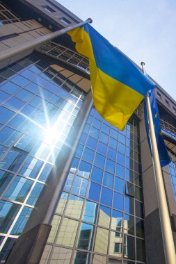 Brüksel, Belçika - 4 Haziran 2022: Ukrayna ve Avrupa bayraklı Avrupa Parlamentosu ofislerinin dışı.