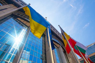 Brüksel, Belçika - 4 Haziran 2022: Ukrayna ve Avrupa bayraklı Avrupa Parlamentosu ofislerinin dışı.