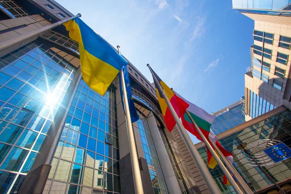 Brüksel, Belçika - 4 Haziran 2022: Ukrayna ve Avrupa bayraklı Avrupa Parlamentosu ofislerinin dışı.