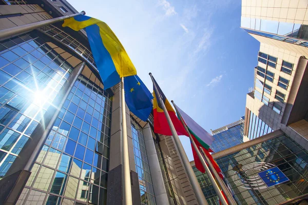 Brüksel, Belçika - 4 Haziran 2022: Ukrayna ve Avrupa bayraklı Avrupa Parlamentosu ofislerinin dışı.
