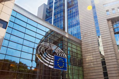 Brüksel, Belçika - 4 Haziran 2022: Avrupa Parlamentosu logosu Leopold Meydanı 'ndaki Avrupa Parlamentosu binasının önünde.