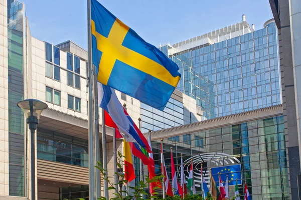 ブリュッセル ベルギー 2022年6月4日 欧州議会事務所の外観ヨーロッパの旗 — ストック写真