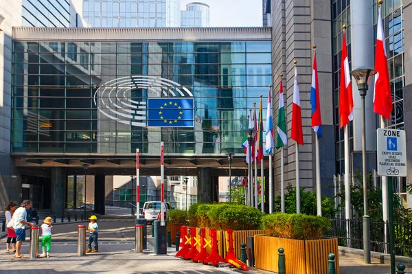 Bruxelas Bélgica Junho 2022 Exterior Dos Gabinetes Parlamento Europeu Bandeiras — Fotografia de Stock