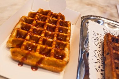 Brüksel kafe pazarında Belçika waffle 'ları