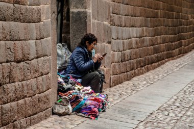 Peru - 15 Mayıs 2022: 15 Mayıs 2022 'de Peru' nun Cusco kenti yakınlarında geleneksel kıyafetler giyen Perulu insanlar