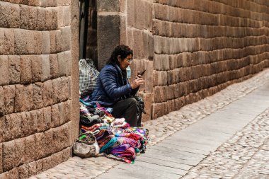 Peru - 15 Mayıs 2022: 15 Mayıs 2022 'de Peru' nun Cusco kenti yakınlarında geleneksel kıyafetler giyen Perulu insanlar