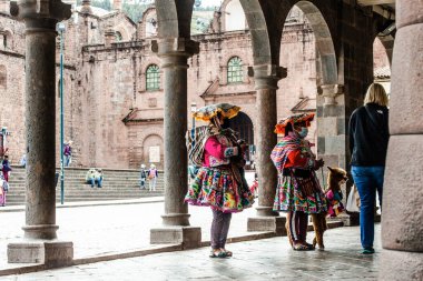 Peru - 15 Mayıs 2022: Cuzco 'da geleneksel giyinmiş Perulu insanlar. 15 Mayıs 2022 'de Cusco, Peru' da, Lama 'nın yanındaki kadın.