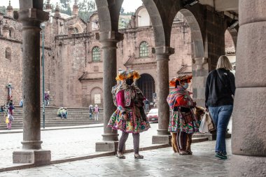 Peru - 15 Mayıs 2022: Cuzco 'da geleneksel giyinmiş Perulu insanlar. 15 Mayıs 2022 'de Cusco, Peru' da, Lama 'nın yanındaki kadın.