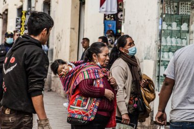 Peru - 15 Mayıs 2022: 15 Mayıs 2022 'de Peru' nun Cusco kenti yakınlarında geleneksel kıyafetler giyen Perulu insanlar