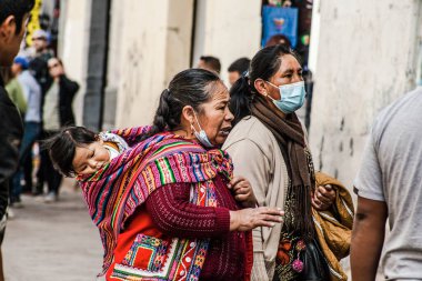 Peru - 15 Mayıs 2022: Cuzco 'da geleneksel giyinmiş Perulu insanlar. Anne ve küçük kızı. Cusco, Peru, 15 Mayıs 2022