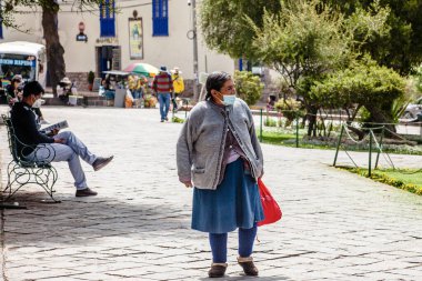 Peru - 15 Mayıs 2022: 15 Mayıs 2022 'de Peru' nun Cusco kenti yakınlarında geleneksel kıyafetler giyen Perulu insanlar