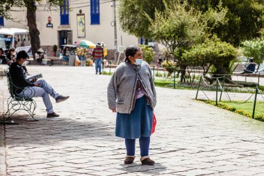 Peru - 15 Mayıs 2022: 15 Mayıs 2022 'de Peru' nun Cusco kenti yakınlarında geleneksel kıyafetler giyen Perulu insanlar
