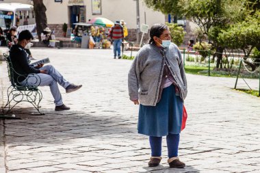 Peru - 15 Mayıs 2022: 15 Mayıs 2022 'de Peru' nun Cusco kenti yakınlarında geleneksel kıyafetler giyen Perulu insanlar