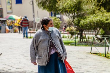 Peru - 15 Mayıs 2022: 15 Mayıs 2022 'de Peru' nun Cusco kenti yakınlarında geleneksel kıyafetler giyen Perulu insanlar