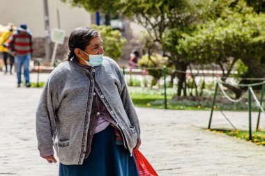 Peru - 15 Mayıs 2022: 15 Mayıs 2022 'de Peru' nun Cusco kenti yakınlarında geleneksel kıyafetler giyen Perulu insanlar